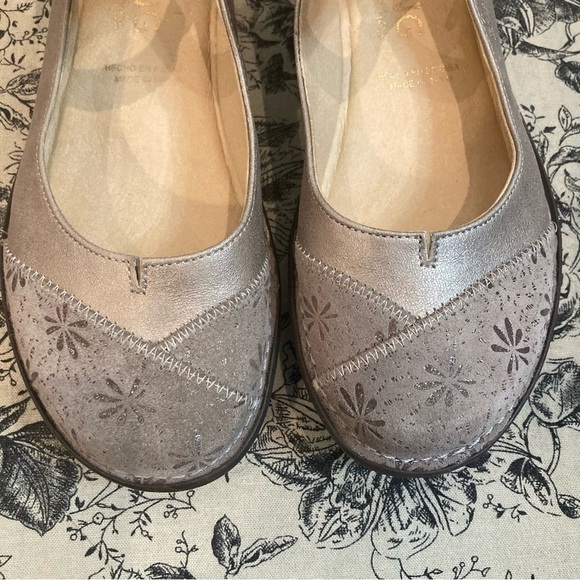 DORKING BY FLUCHOS  Sz 6 Suede Laser Flower Cut Out Velcro Mary Jane Sandals - Picture 4 of 14